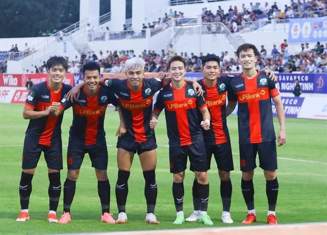 Giao diện lựa chọn trò chơi sòng bạc trực tuyến tại 77ball cổng game, hiển thị các bàn cược khác nhau với giới hạn cược rõ ràng, giúp người chơi dễ dàng chọn lựa.