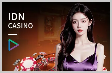 Bàn baccarat trực tuyến tại 77ball với dealer nữ chuyên nghiệp, chip cược và thẻ bài, tạo không khí cá cược chân thực.